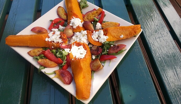 Як приготувати теплий салат з гарбузом та сиром фета: простий рецепт на святковий стіл