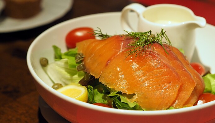 Готуємо на Новий рік ніжний салат із червоною рибою: простий рецепт