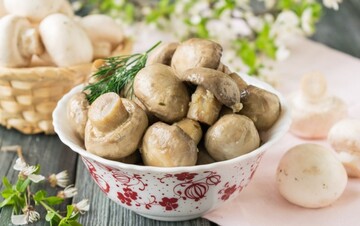 Як зробити смачні мариновані печериці: простий рецепт
