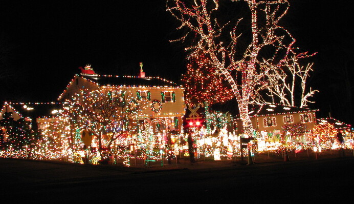 Сім'я прикрасила будинок на Різдво сотнями тисяч гірлянд і встановила світовий рекорд: відео