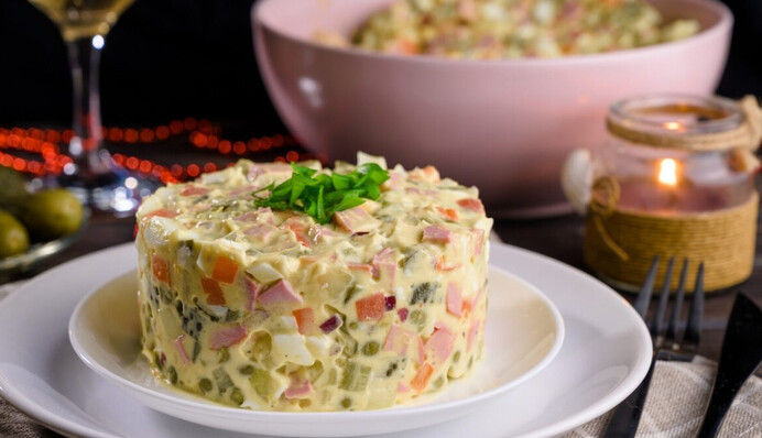 Як урізноманітнити салат Олів'є на Новий рік - оригінальні рецепти з креветками та рибою