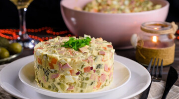 Як урізноманітнити салат Олів'є на Новий рік - оригінальні рецепти з креветками та рибою