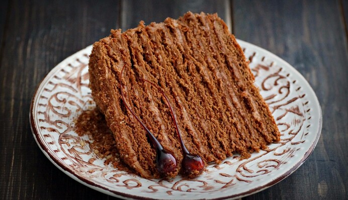 Готуємо вдома оригінальний шоколадний медовик: простий рецепт торта