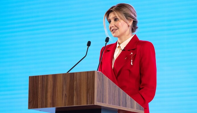 Елена Зеленская в брючном костюме модного оттенка выступила на саммите - яркий образ первой леди