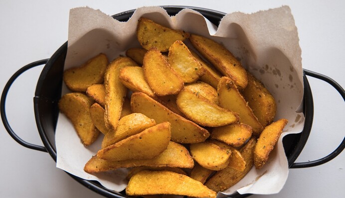 Запекаем на Новый год ароматный картофель по-селянски с чесноком: простой рецепт