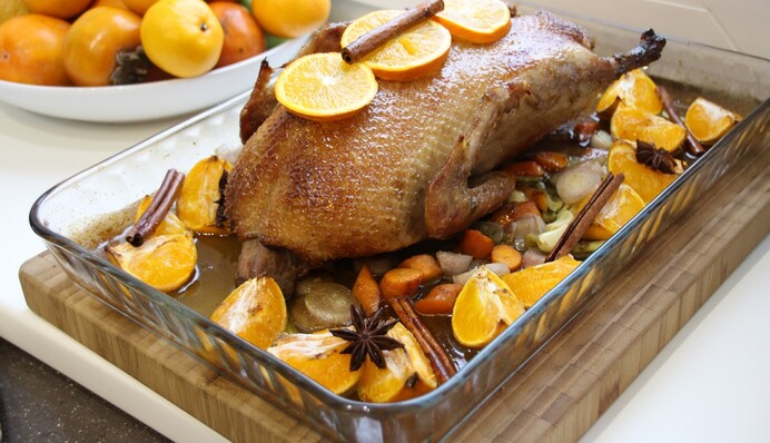 Запекаем на Новый год душистую утку с апельсинами: простой рецепт