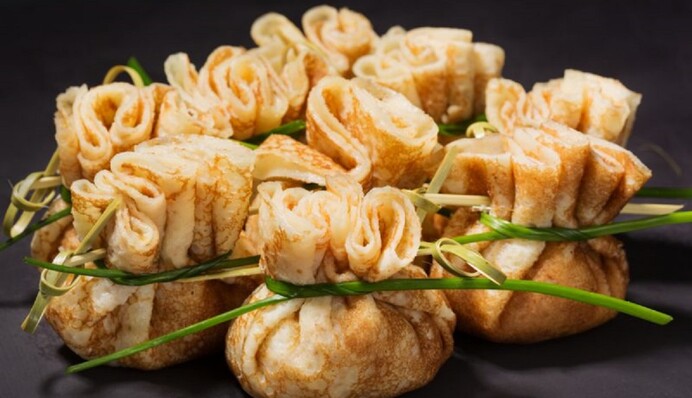 Как приготовить на Новый год мешочки из блинов с грибами: простой рецепт