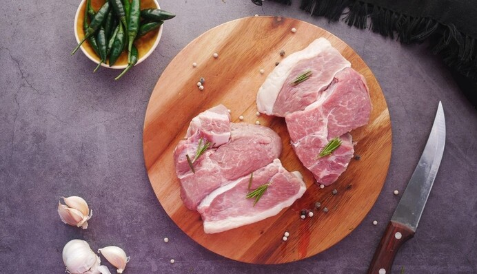 Как запечь сочную буженину с чесноком к праздникам: простой рецепт