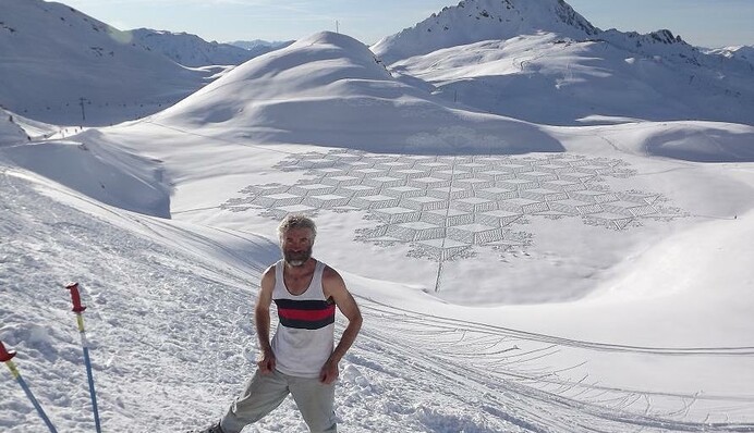 Художник витоптує на снігу неймовірні візерунки, які виглядають мов знаки прибульців: фото