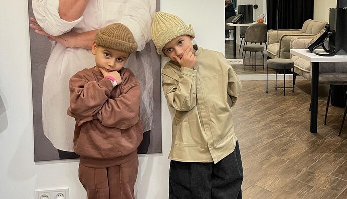 Monatik показав синів-стиляг біля новорічної ялинки. Ви вже вбрали?