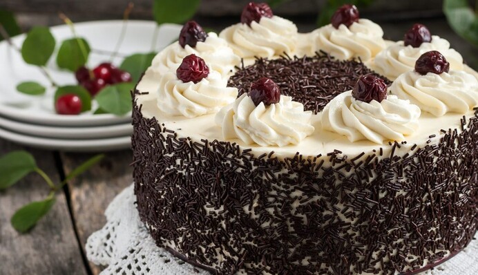 Как приготовить дома влажный торт Пьяная вишня: простой рецепт