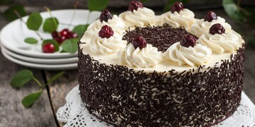 Як приготувати вдома вологий торт П'яна вишня: простий рецепт