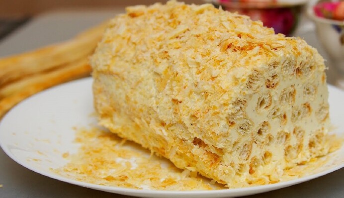 Готовим дома слоеный торт Полено со сгущенкой: простой рецепт