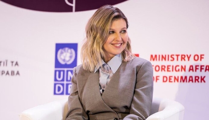 Как носить серый и не выглядеть скучно: модная идея от Елены Зеленской