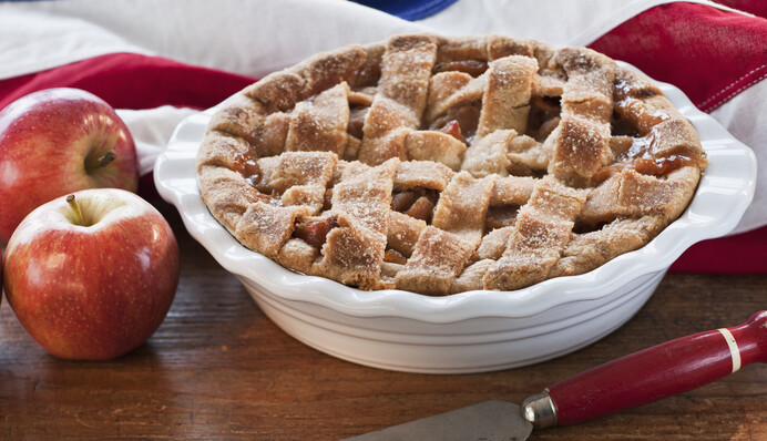 Как испечь вкусный яблочный пирог с карамелью: простой рецепт