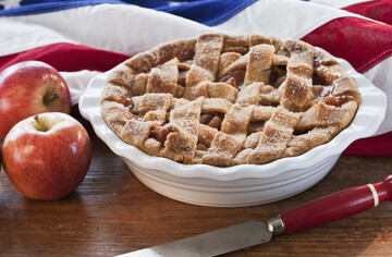 Як спекти смачний яблучний пиріг з карамеллю: простий рецепт