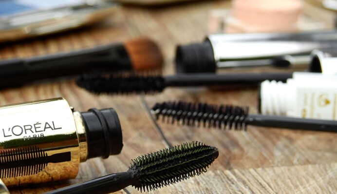 Як підібрати ідеальну туш для вій та які відтінки будуть у моді цієї зими