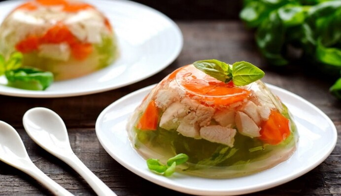 Как приготовить нежный куриный холодец на Новый год: простой рецепт