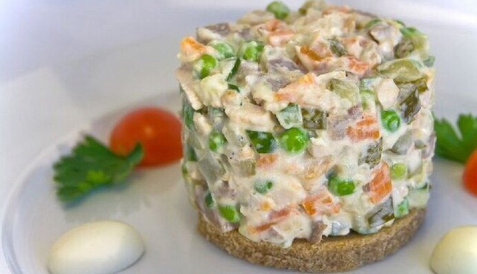 Как приготовить оригинальный Оливье с тунцом на Новый год: простой рецепт