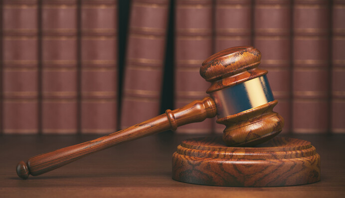 Суд ухвалив неординарне рішення щодо неприщепленого вчителя: чим це загрожує