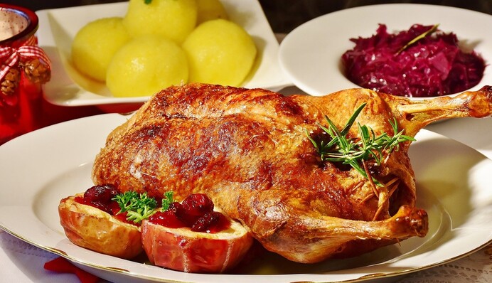 Как вкусно запечь утку в горчично-лимонном маринаде: простой рецепт