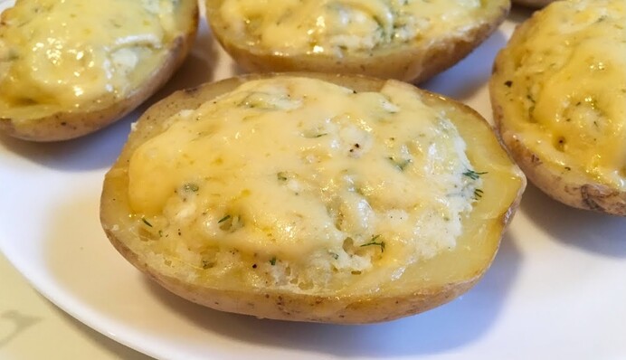 Запекаем картофель, фаршированный сыром фета: рецепт на Новый год