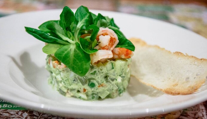 Как приготовить на Новый год салат Оливье с соусом песто: простой рецепт