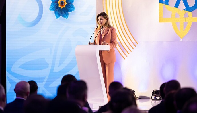 Елена Зеленская в персиковом костюме провела встречу с послами: яркий образ первой леди