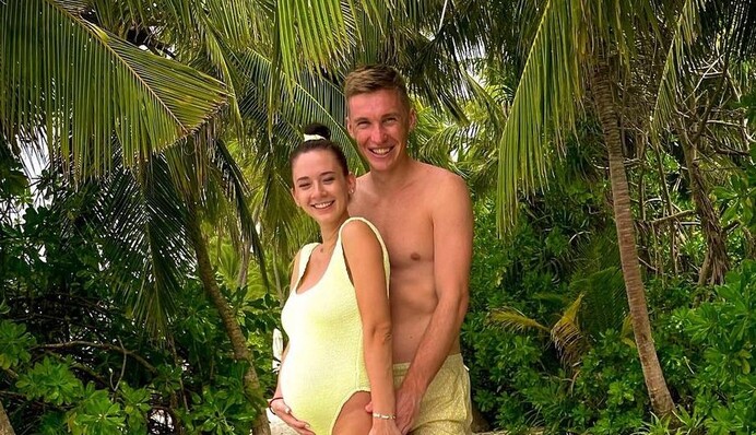 Футболист Сергей Сидорчук и его жена ждут четвертого ребенка - пара показала милые фото на пляже