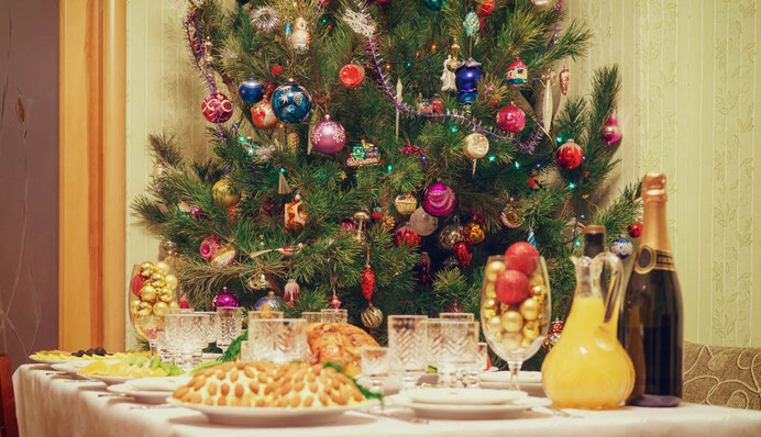 Новорічний стіл-2022: скільки коштує та як заощадити