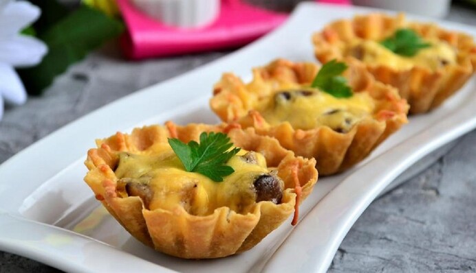 Как приготовить на Новый год тарталетки с курицей и грибами: простой рецепт