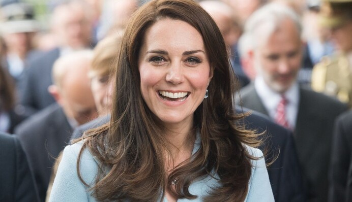 Кейт Миддлтон украсила елку на Рождество в ярком праздничном наряде: стильный образ герцогини