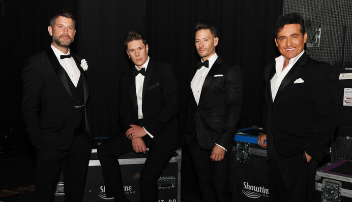 Вокалист Il Divo Карлос Марин умер от коронавируса в возрасте 53 лет