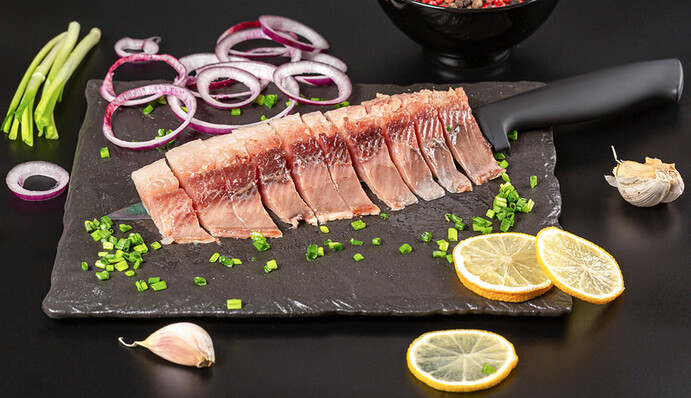 Як смачно засолити скумбрію на новорічний стіл: простий рецепт