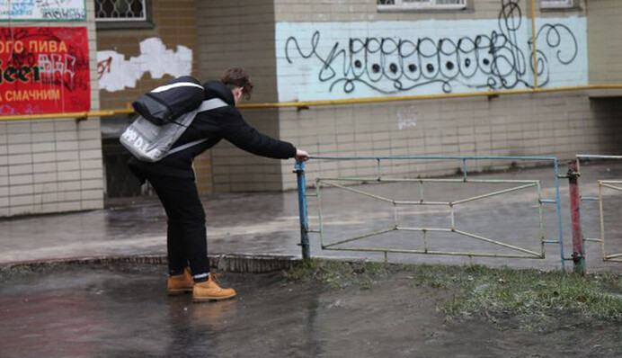 Безкоштовні, але небезпечні ковзанки: хто забуває прибрати двори киян