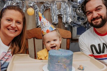 Однорічна дівчинка вперше спробувала піцу, і реакція малечі зробила її зіркою мережі