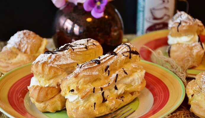 Печем на Новый год нежные домашние эклеры: простой рецепт