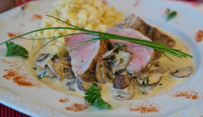 Запекаем на Новый год сочную свинину с грибами: простой рецепт