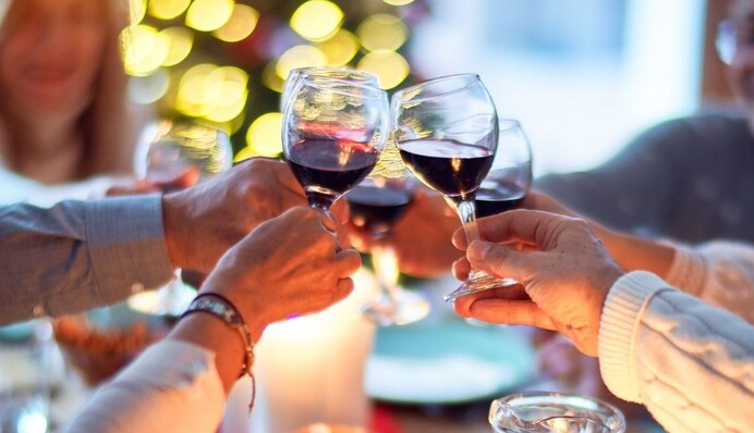 Як очистити келихи до блиску перед Новим роком: прості та швидкі способи