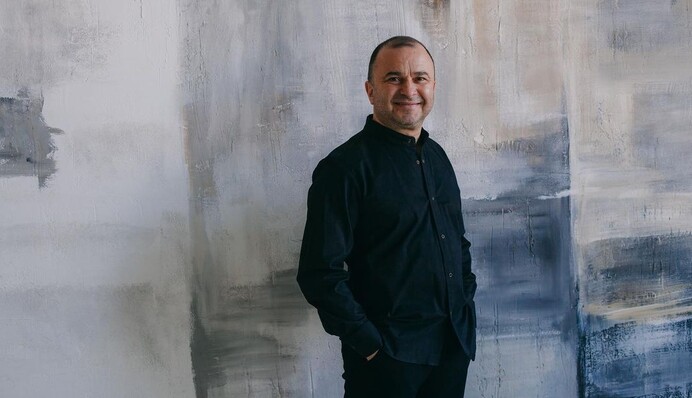 Віктор Павлик показав маму, на яку неймовірно схожий: фото