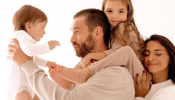 Милі та щасливі: Ілона Гвоздьова показала чоловіка та дітей у сімейній фотосесії