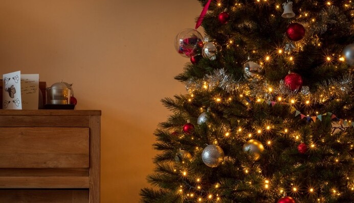 Чоловік запустив у небо різдвяну ялинку та порадував людей – ніякої магії, лише креативність