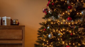 Чоловік запустив у небо різдвяну ялинку та порадував людей – ніякої магії, лише креативність