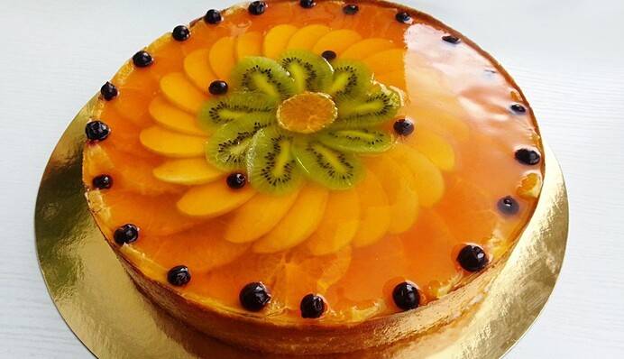 Как приготовить желейно-сметанный торт с апельсинами и киви: простой рецепт