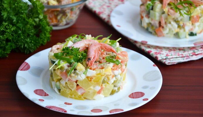 Как приготовить вкусный Оливье с креветками: простой рецепт