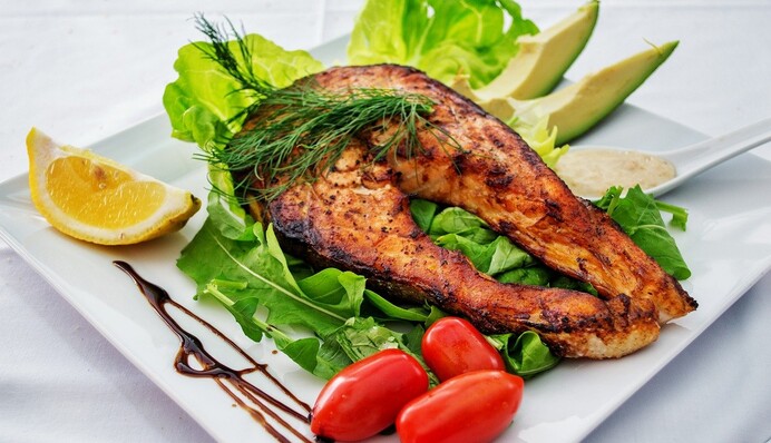 Запекаем на Новый год сочный стейк из лосося: простой рецепт