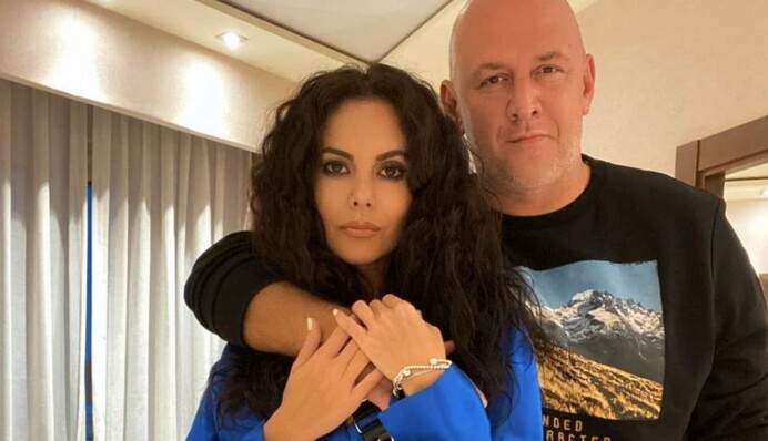 Настя Каменских и Потап устроили уютную новогоднюю фотосессию под елкой