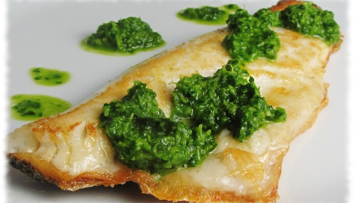 Запекаем на Рождество сочную рыбу с зеленью: простой рецепт