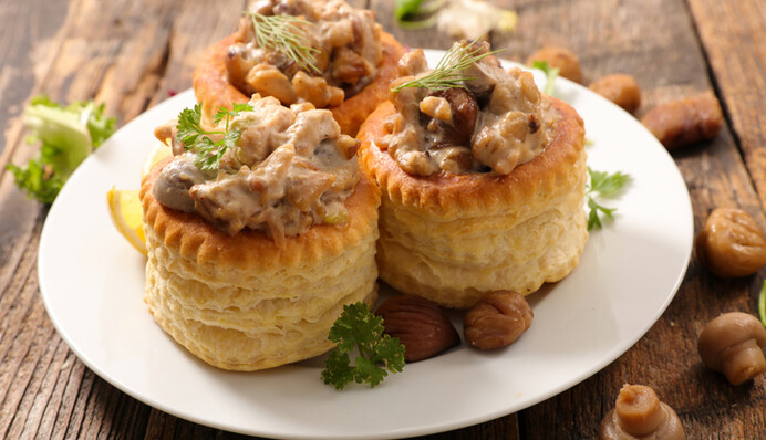 Как приготовить новогодние волованы с грибами и сыром: простой рецепт