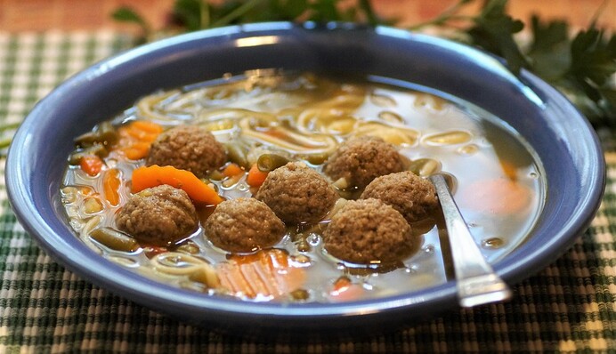 Готовим легкий бульон с фрикадельками после застолий: простой рецепт